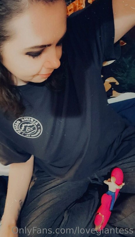 Foto di nudo di fuga di OnlyFans di Lovegiantess