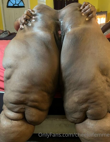 Foto di nudo di fuga di OnlyFans di Cheekiifemme