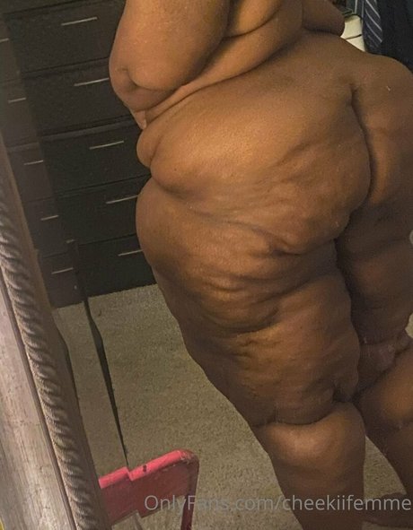 Foto di nudo di fuga di OnlyFans di Cheekiifemme