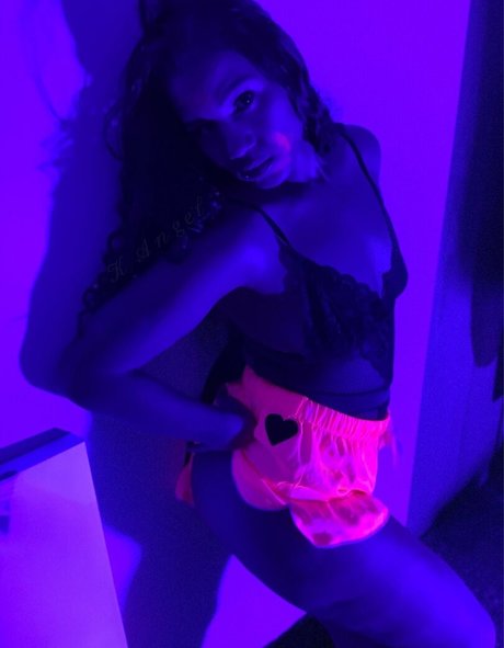Foto di nudo di fuga di OnlyFans di Kangelstardustxo