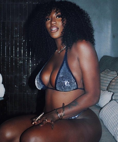 Foto di nudo di fuga di OnlyFans di Aya Nakamura