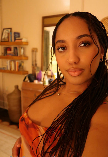 Foto di nudo di fuga di OnlyFans di Theremedybyreyna