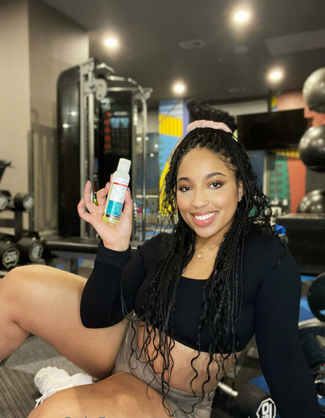 Foto di nudo di fuga di OnlyFans di Theremedybyreyna