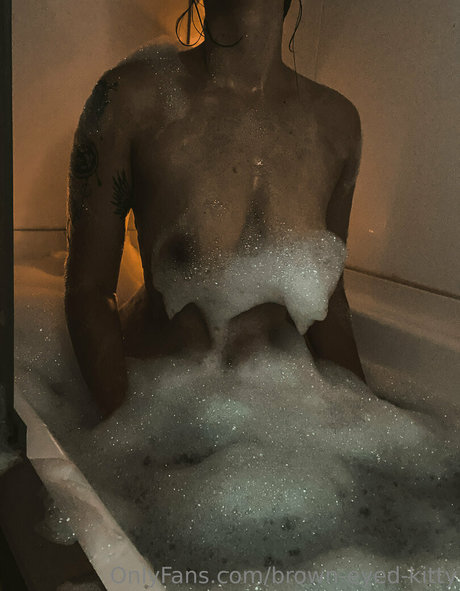 Foto di nudo di fuga di OnlyFans di Browneyedkitty