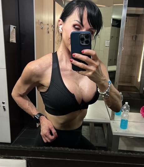 Foto di nudo di fuga di OnlyFans di Fitbikinieastwood