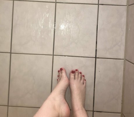 Foto di nudo di fuga di OnlyFans di Justmeandmyfeet