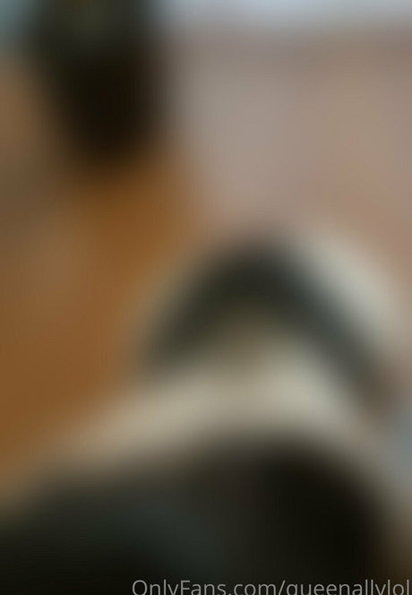 Foto di nudo di fuga di OnlyFans di Queenallylol