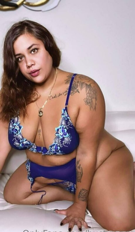 Foto di nudo di fuga di OnlyFans di Bustyyyyy