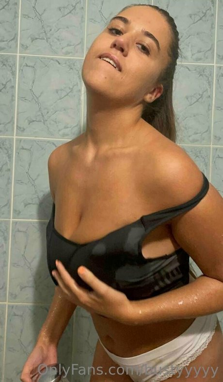 Foto di nudo di fuga di OnlyFans di Bustyyyyy