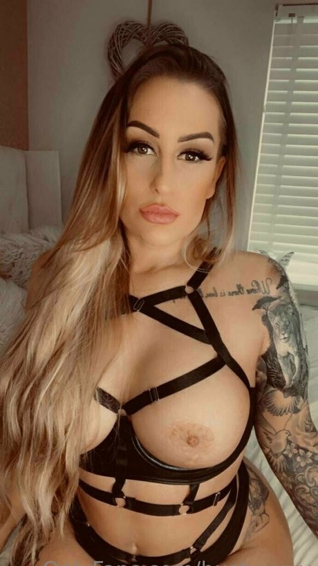 Foto di nudo di fuga di OnlyFans di Bustyyyyy