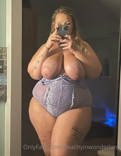 Foto di nudo di fuga di OnlyFans di Peachyinwonderland