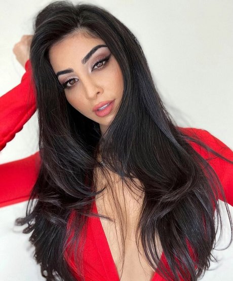 Foto di nudo di fuga di OnlyFans di Elwa Saleh