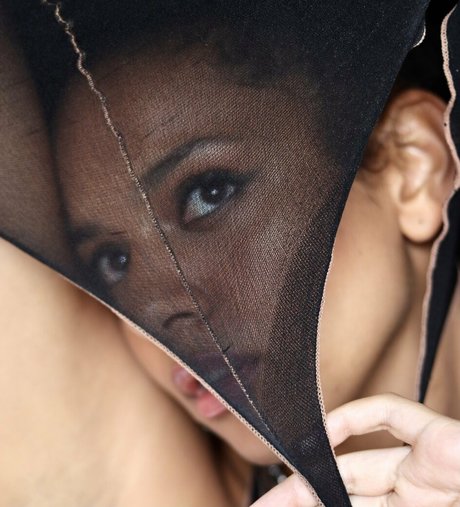 Foto di nudo di fuga di OnlyFans di Djouliet Amara