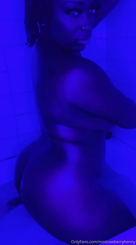 Foto di nudo di fuga di OnlyFans di Mzstrawberryhenny