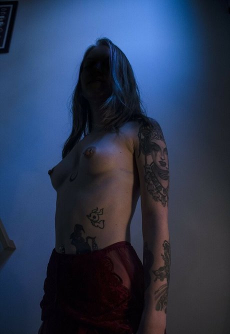Foto di nudo di fuga di OnlyFans di Violetscabaret