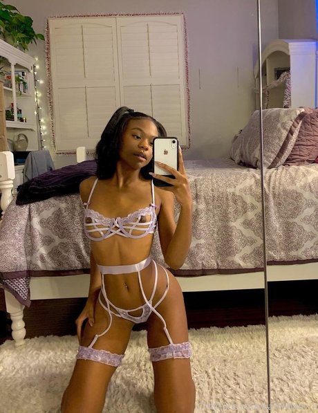 Foto di nudo di fuga di OnlyFans di Karliebabyk