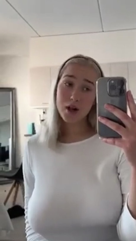 Foto di nudo di fuga di OnlyFans di Elina
