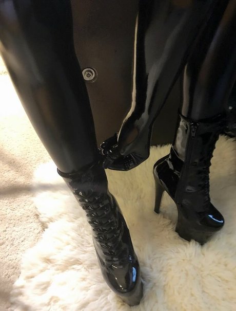 Foto di nudo di fuga di OnlyFans di Latex Fetish