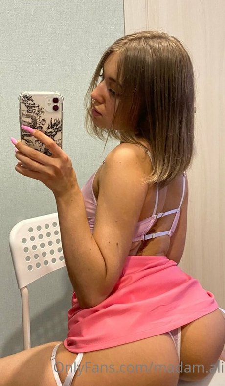 Foto di nudo di fuga di OnlyFans di Madamali
