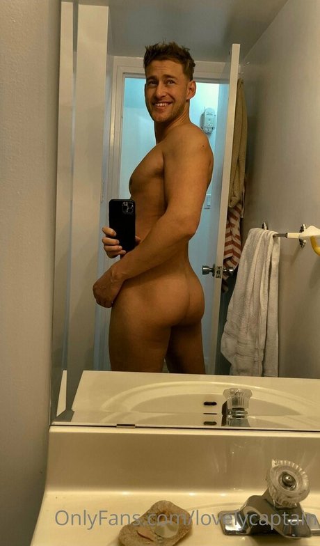 Foto di nudo di fuga di OnlyFans di Lovelycaptain