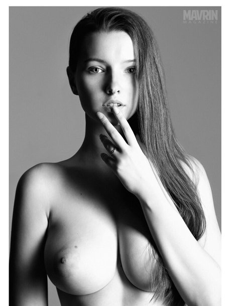 Foto di nudo di fuga di OnlyFans di Mavrin Magazine