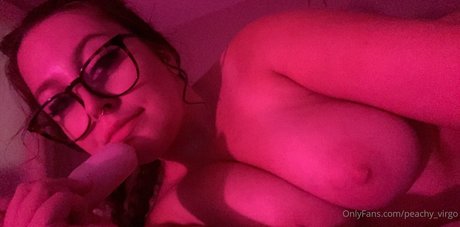 Foto di nudo di fuga di OnlyFans di Peachyvirgo