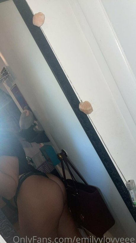 Foto di nudo di fuga di OnlyFans di Emilyylovveee