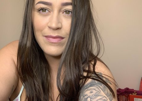 Foto di nudo di fuga di OnlyFans di Leannecrow