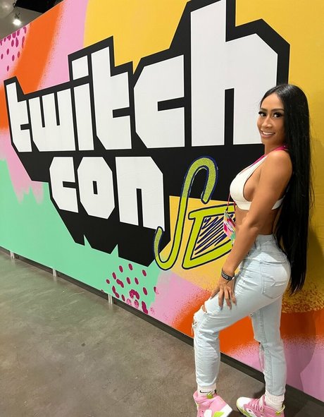 Foto di nudo di fuga di OnlyFans di Littleaznchat
