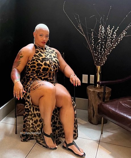 Foto di nudo di fuga di OnlyFans di Queen R