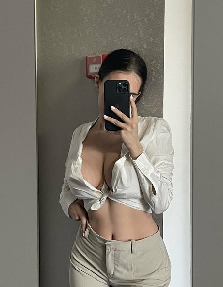 Foto di nudo di fuga di OnlyFans di Kamilla Karieva