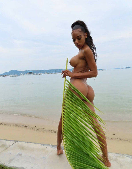 Foto di nudo di fuga di OnlyFans di Larissa Castr0