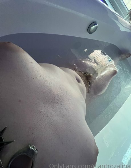Foto di nudo di fuga di OnlyFans di Giantrozalina
