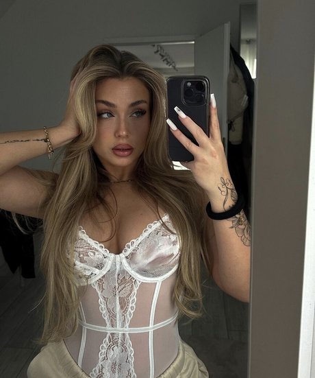 Foto di nudo di fuga di OnlyFans di Lizzie Grey