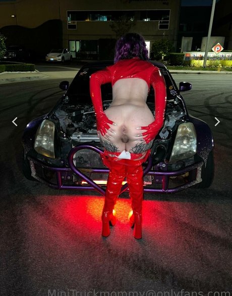 Foto di nudo di fuga di OnlyFans di Minitruckmommy