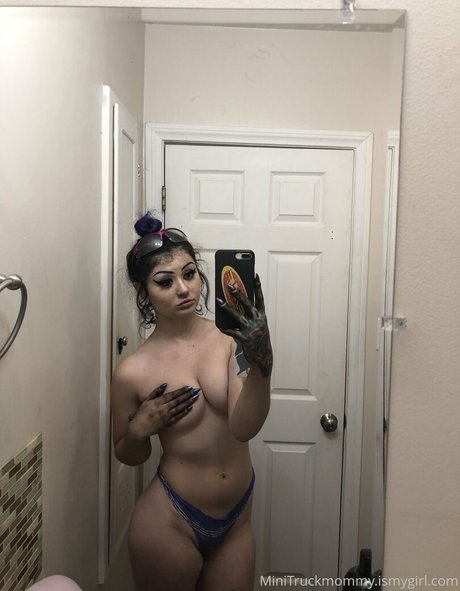 Foto di nudo di fuga di OnlyFans di Minitruckmommy