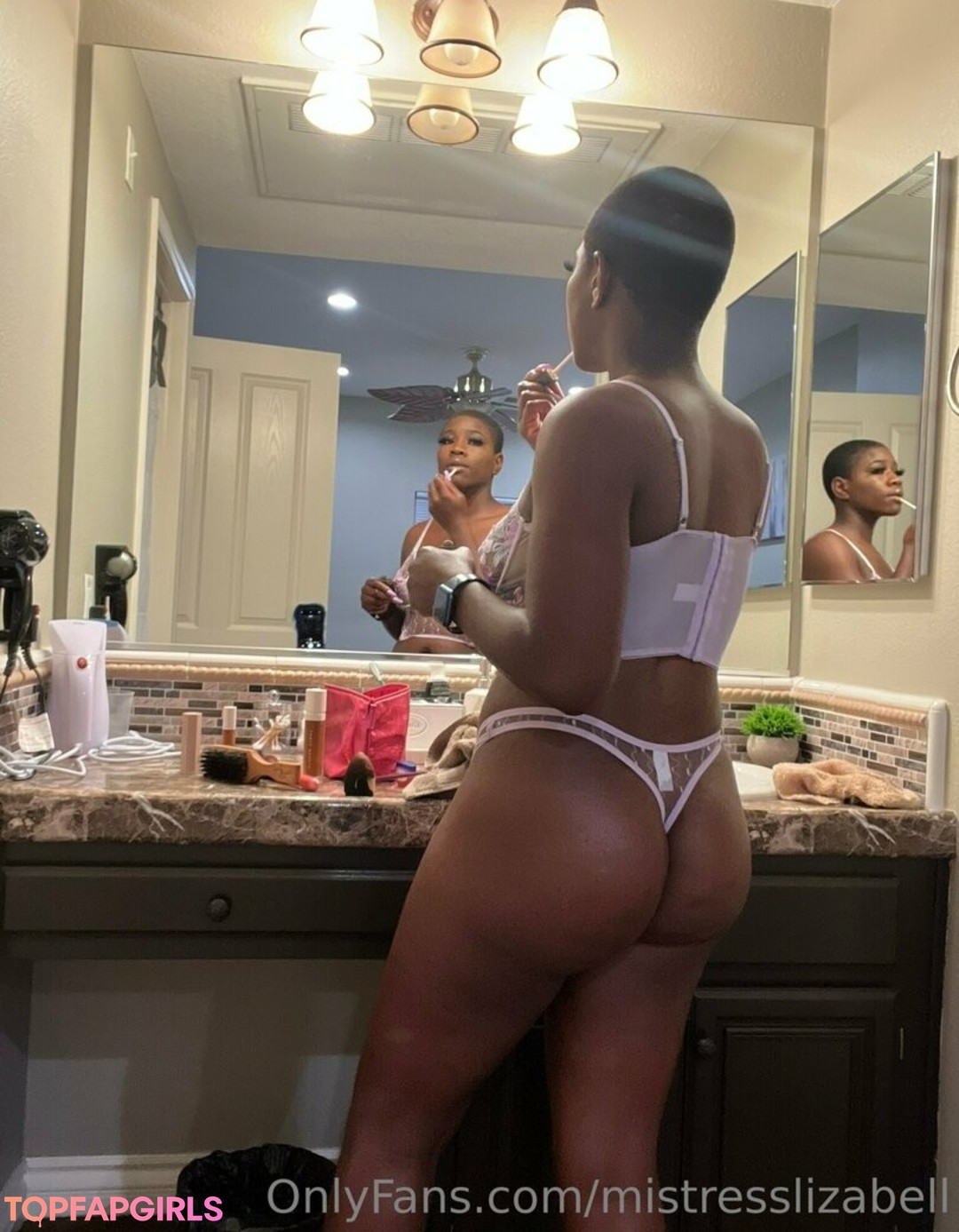 Foto di nudo di fuga di OnlyFans di Mistresslizabell #2 Foto di nudo di fuga di OnlyFans di Mistresslizabell #2