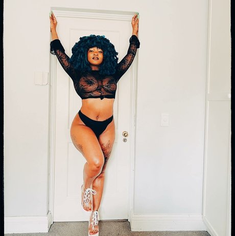 Foto di nudo di fuga di OnlyFans di Moonchild Sanelly