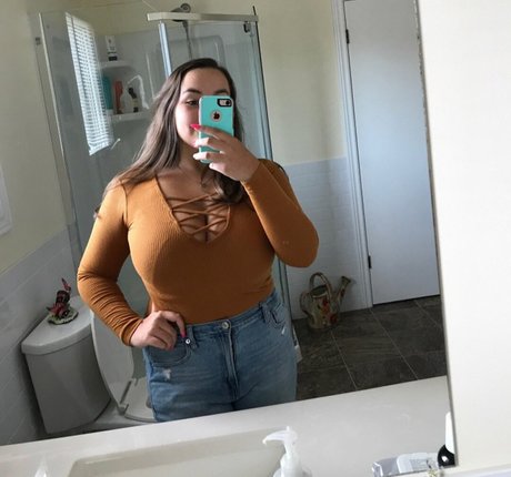 Lexi Thomas
