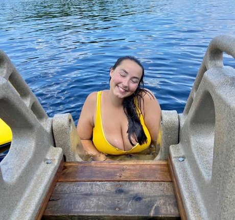 Lexi Thomas