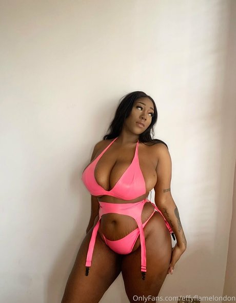 Foto di nudo di fuga di OnlyFans di Effyflamelondon