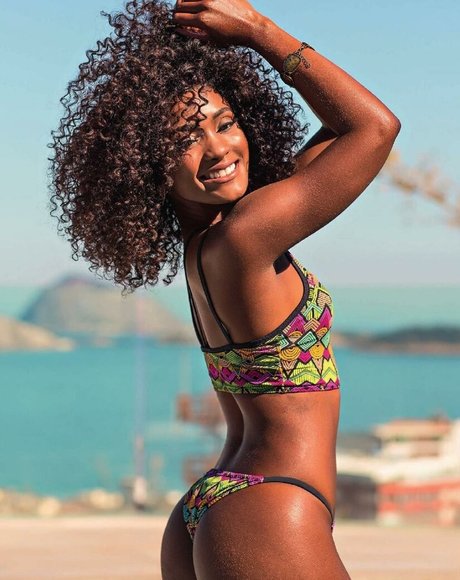 Foto di nudo di fuga di OnlyFans di Erika Januza