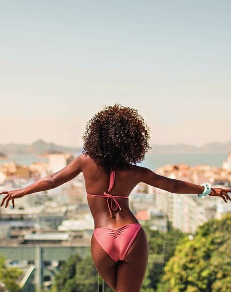 Foto di nudo di fuga di OnlyFans di Erika Januza