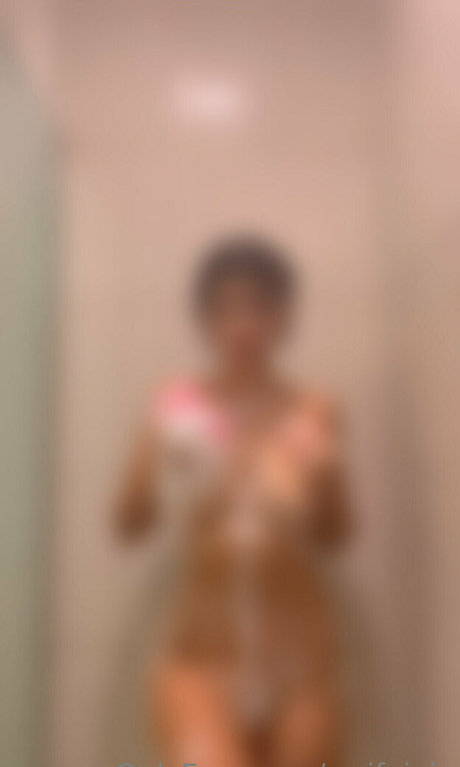 Foto di nudo di fuga di OnlyFans di Waifujuju