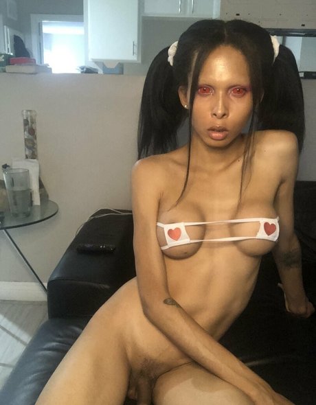Foto di nudo di fuga di OnlyFans di Adjustrain