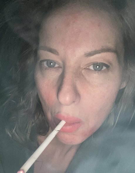 Foto di nudo di fuga di OnlyFans di Smokingqueenalina