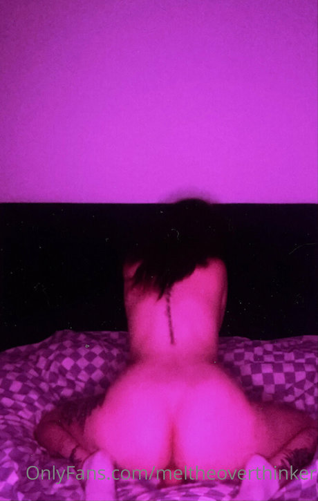 Foto di nudo di fuga di OnlyFans di Meltheoverthinker