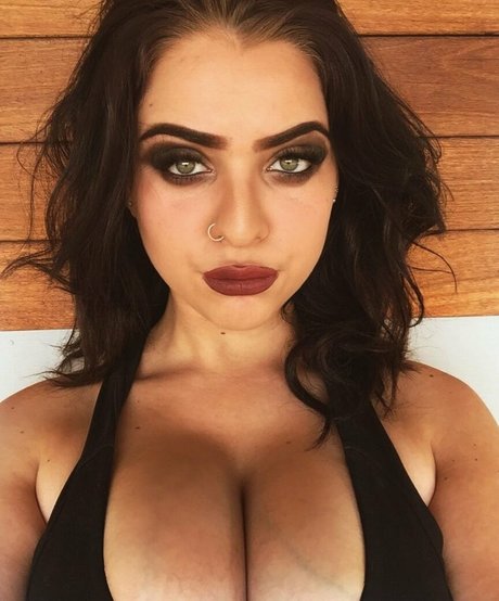 Foto di nudo di fuga di OnlyFans di Elouise