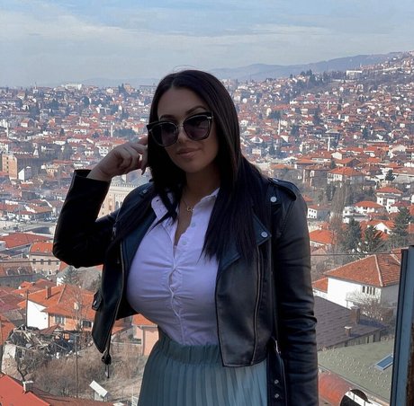 Foto di nudo di fuga di OnlyFans di Emina Jahi