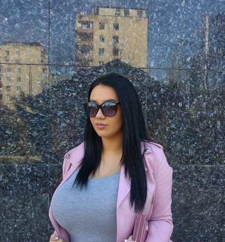 Foto di nudo di fuga di OnlyFans di Emina Jahi